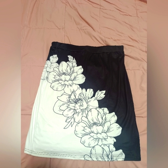 A's Floral Print Pencil Skirt Size XXL - Picture 2 of 3
